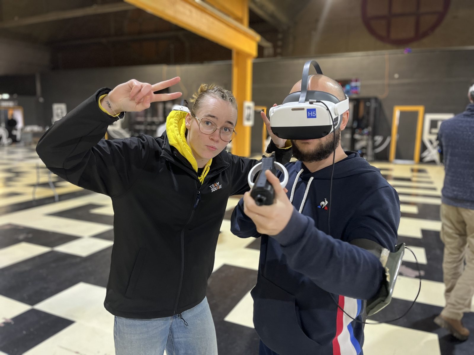 L'animatrice Team Square guide un joueur dans l'arène VR